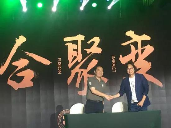 贵州省旅发委副巡视员吴迈先生与中国自驾游路线评选总架构师、爱驾传媒CEO李克崎先生代表双方签署2017中国自驾游场景实验合作备忘录