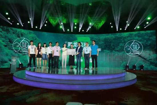发布会上,贵州安顺2016年度评选必驾路线“黄龙屯格”微电影宣布开机,并由一支由意见领袖、媒体组成的车队在会后开展体验考察。