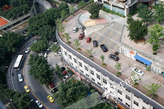 “屋顶马路”与楼下的海棠溪新街,楼上楼下皆有路,重庆独特的地形地貌让网友们十分好奇。记者 石涛 摄