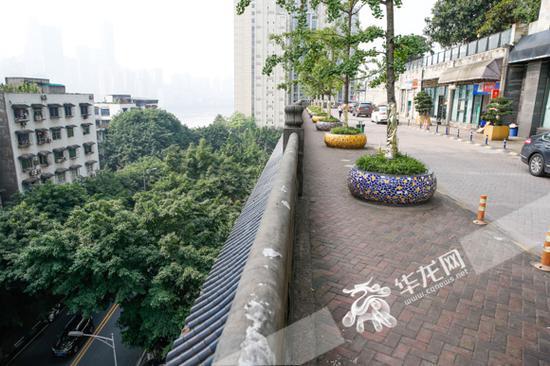 这条“屋顶马路”下方为小区车库,实际上并不是市政道路,平时只有进小区的车辆才会经过。记者 石涛 摄