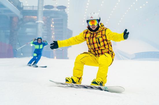 全球超大的哈尔滨万达室内娱雪乐园带来四季娱雪体验