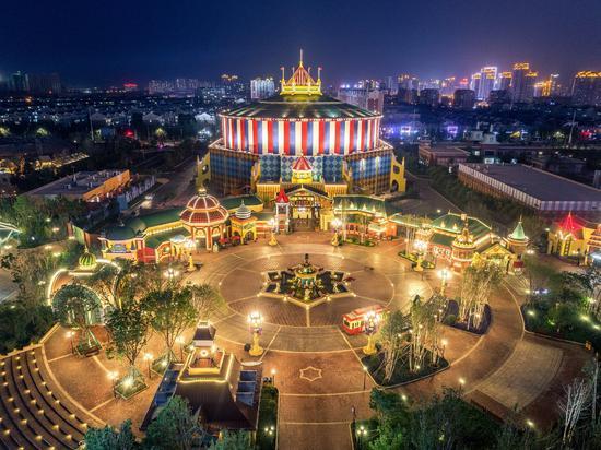 夜晚的哈尔滨万达乐园更加璀璨