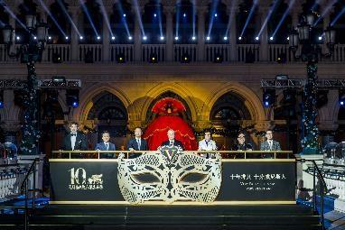 一众主礼嘉宾于澳门威尼斯人户外人工湖畔主持十周年庆典仪式