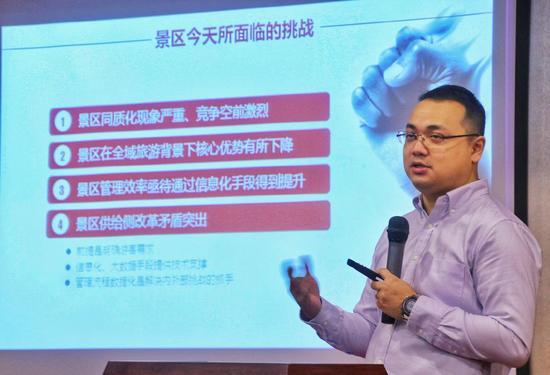 北二外旅游电子商务系主任邓宁 王斌/摄