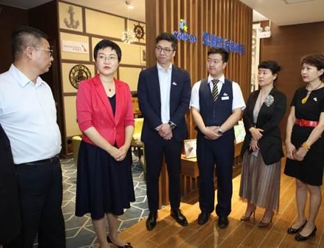 △孙颖(左二)一行参观凯撒旅游三代店。