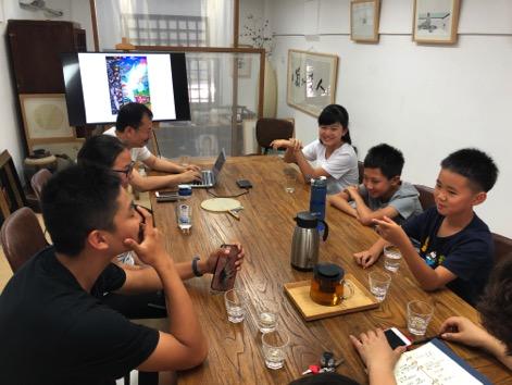 (小小策展人团队在画展前的热烈互动中)