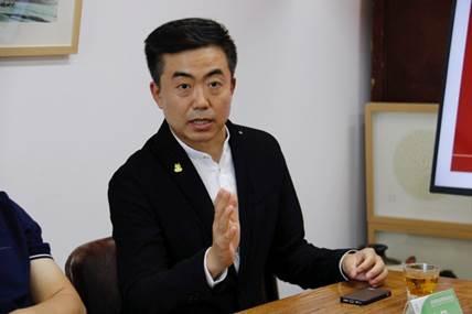 (联益慈善基金会理事长林风大声疾呼“有老师资源赶紧介绍给我们”)