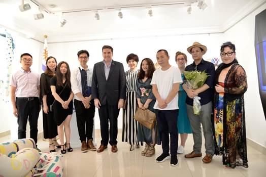 乌拉圭驻华大使费尔南多·卢格里斯 与展览主创人员合影