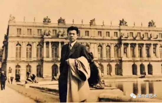 年轻时的吴冠中在巴黎街头