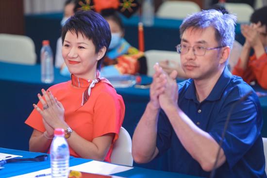 CGTN主播刘欣与51Talk CFO徐珉现场担任评委