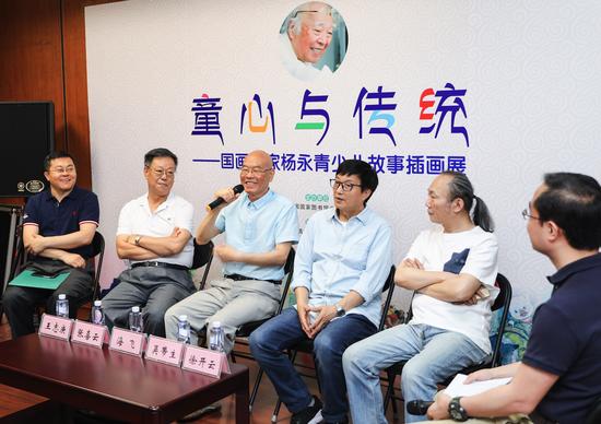 图 参会论坛嘉宾们