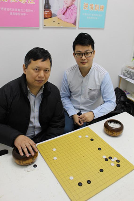 中国香港棋院院长林承源（右）曾与李世石一同参赛。图自香港《大公报》