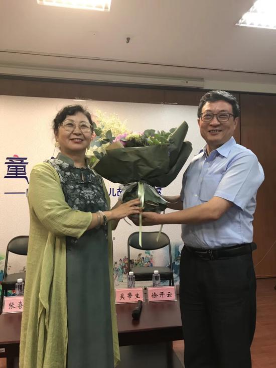 图 清华社董事长李勇向杨莹莹女士赠送鲜花