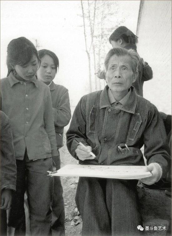吴冠中在农村写生