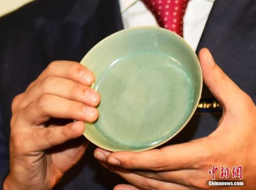资料图:北宋釉洗2亿9千万港元拍卖 刷新中国瓷器世界纪录。中新社记者 徐冬冬 摄