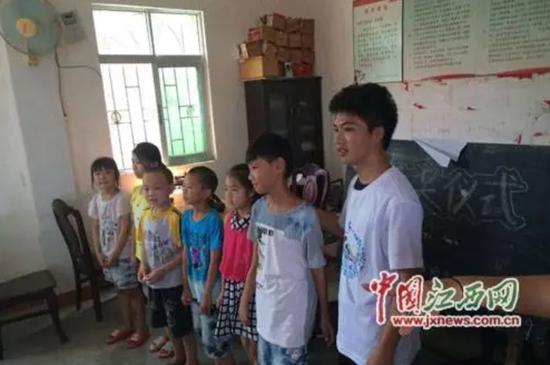 柳艳兵(右一)在支教