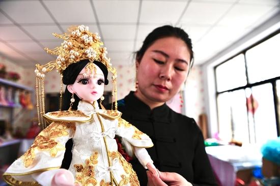 张莹与她制作的手工娃娃