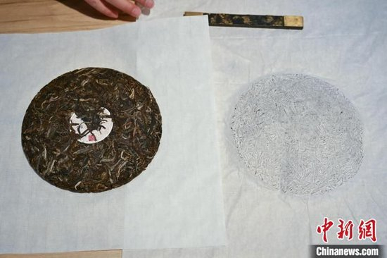 图为昆明市非物质文化遗产传拓技艺代表性传承人张衡拓印普洱茶饼。中新网记者 刘冉阳 摄