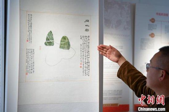 图为昆明市非物质文化遗产传拓技艺代表性传承人张衡创作的传拓作品《同心粽》。中新网记者 刘冉阳 摄