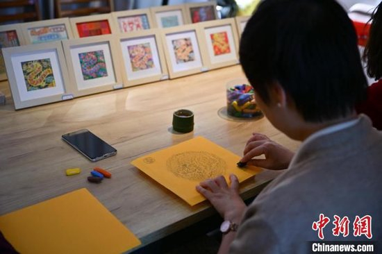 图为市民体验传拓。中新网记者 刘冉阳 摄