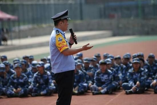 2021年9月,民警在济南某高校进行反电信诈骗宣传。图/视觉中国