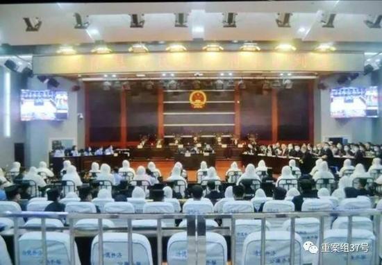 石峰及其团伙在衡阳中院的开庭审理现场。受访者供图