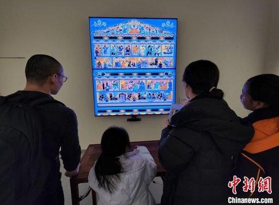 观众在现场参与“武梁祠画像”互动体验。赵晓 摄