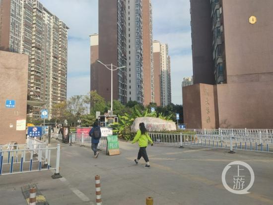 12月3日,湖北大学琴园小区,门禁如同虚设。摄影/上游新闻记者 沈度
