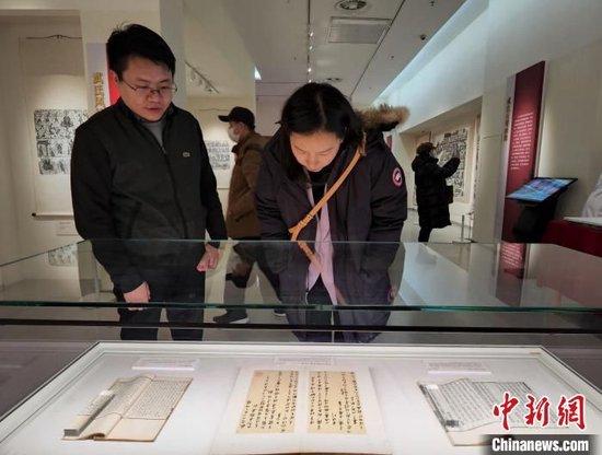 观众参观“武梁祠——石刻图像艺术展”。赵晓 摄