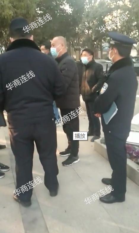 家属前往单位哭诉维权,工作人员进行劝解