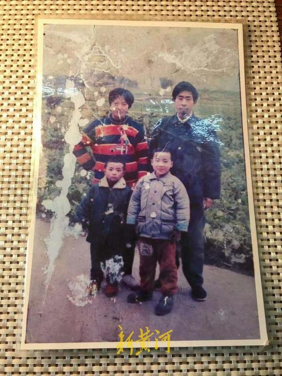 1993年,赵永勇兄弟和父母的全家福。 受访者供图