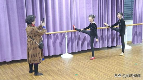 盛海琳陪双胞胎女儿上舞蹈班。来源:视频截图