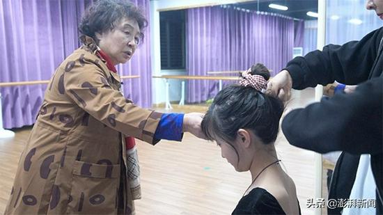 盛海琳陪女儿上舞蹈班。来源:视频截图