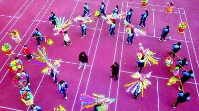 湖北省十堰市郧阳科技学校学生在排练郧阳凤凰灯舞。曹忠宏摄