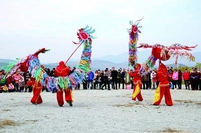 在湖北省十堰市郧阳区杨溪铺镇青龙泉社区,人们在表演国家级非遗郧阳凤凰灯舞。曹忠宏摄