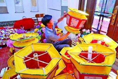 在湖北省十堰市郧阳区文化馆,民间艺人正制作国家级非遗郧阳凤凰灯舞中的鲜花灯饰。王瑞平摄