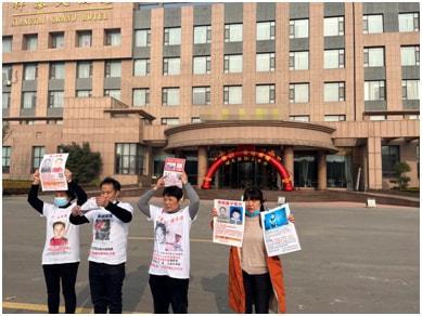 李芳与其他寻亲家长,在 “蹭热点”。 图/九派新闻 李益文