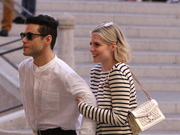 组图：奥斯卡影帝拉米获女友亲密挽手 相互依偎甜蜜乘船羡煞旁人