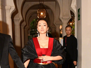 组图：女皇驾到！巩俐红黑拖尾裙气场全开 牵手老公恩爱羡煞旁人