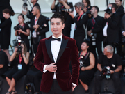 组图：赵又廷穿酒红色丝绒西装儒雅帅气  起身给巩俐倒水举动贴心