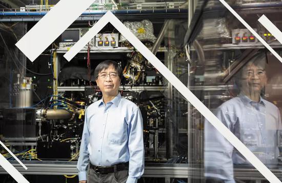 潘建伟,中国科学技术大学教授,中国科学院院士,发展中国家科学院院士,奥地利科学院外籍院士,中科院量子信息与量子科技创新研究院院长,中科院量子科学实验卫星先导专项首席科学家。