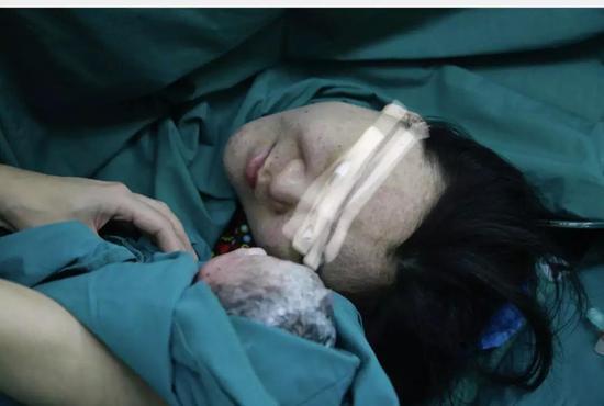 杨华(化名)与其子首次合影