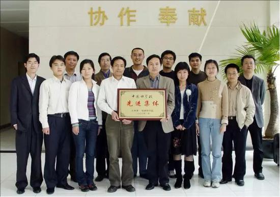 图1 丹参多酚酸盐研究团队获得第一个奖励——中国科学院先进集体(2017)(图片来源:宣利江供)