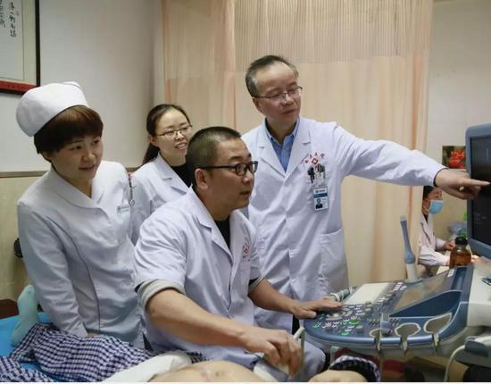 “添宫宝宝”出生前 医务人员在做精心准备工作