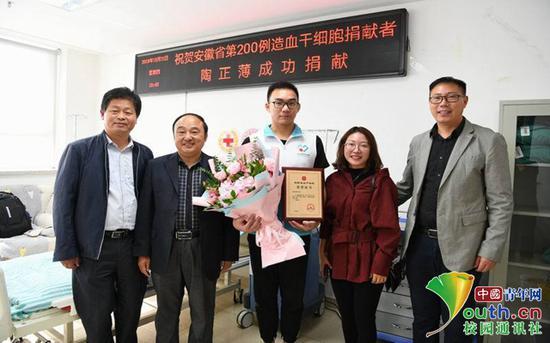 图为淮南师范学院校领导看望陶正薄。淮南师范学院官网 供图