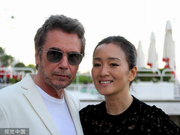 组图：巩俐素颜亮相四度争威尼斯影后 与老公搂抱合影甜蜜似初恋