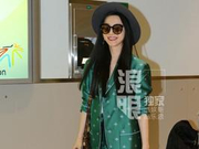 范冰冰睡衣装抵达多伦多 遭疯狂男粉围堵