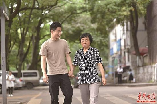 吴步晨搀扶着妈妈许春华
