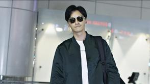 郑元畅机场出发 赴巴黎时装周