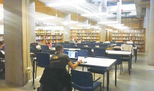 马德里自治大学图书馆内自习的学生。(图片来源:欧洲时报记者林碧燕 摄)